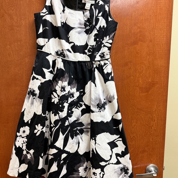 White House Black Market Dresses & Skirts - White House Black Market Monochrome Floral Dress Sz 8